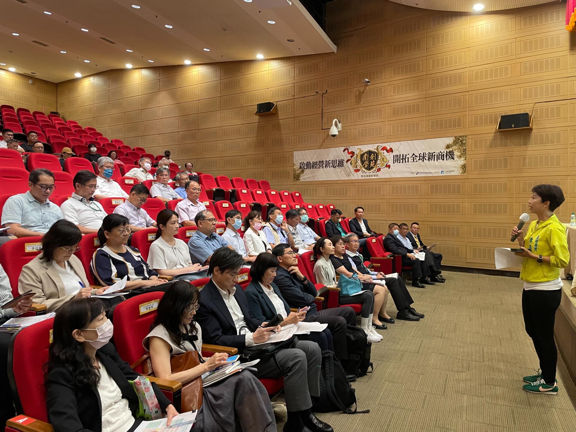 參加經濟委員會「丹娜絲颱風災後台南中小企業災損復原座談會」