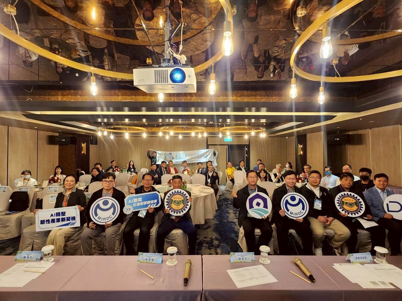 葉理事長參加「全球轉型下的台灣產業韌性AI的交匯策略座談會-南部場」。